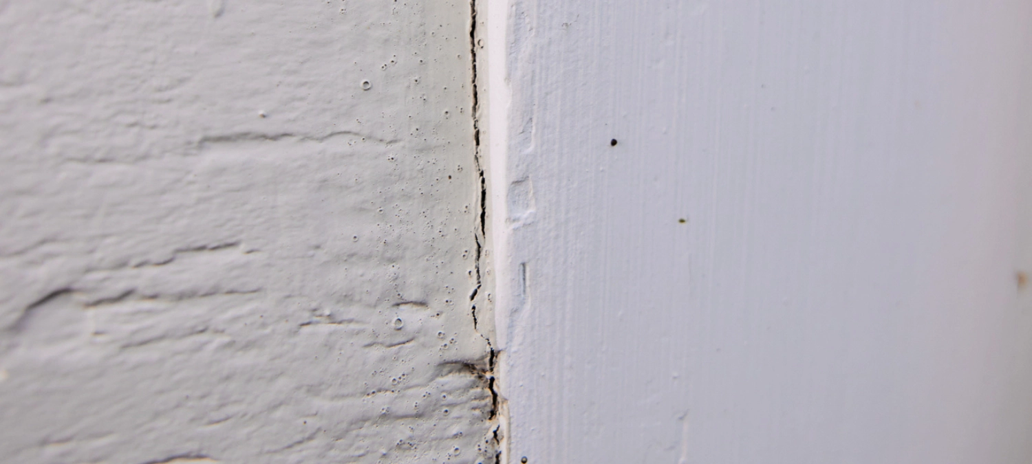 1-a-close-up-of-cracked-weathered-sealant-on-exterior-siding