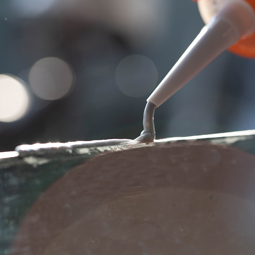 Craftsmen Use Silicone Glue To Fix Glass Work.